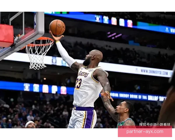 NBA最新动态：詹姆斯领衔湖人强势反弹独行侠逆袭成功